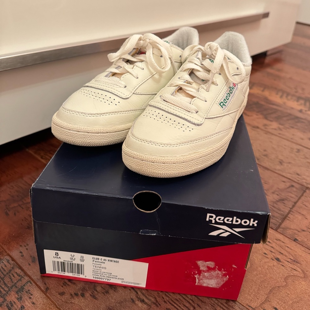 Reebox club C 85 vintage sneaker in Chalk/Paper White/Glen Green